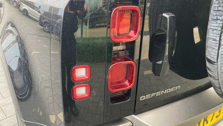 Land Rover Defender 2.0 P300 X-Dynamic HSE 110 5dr Auto Petrol Estate